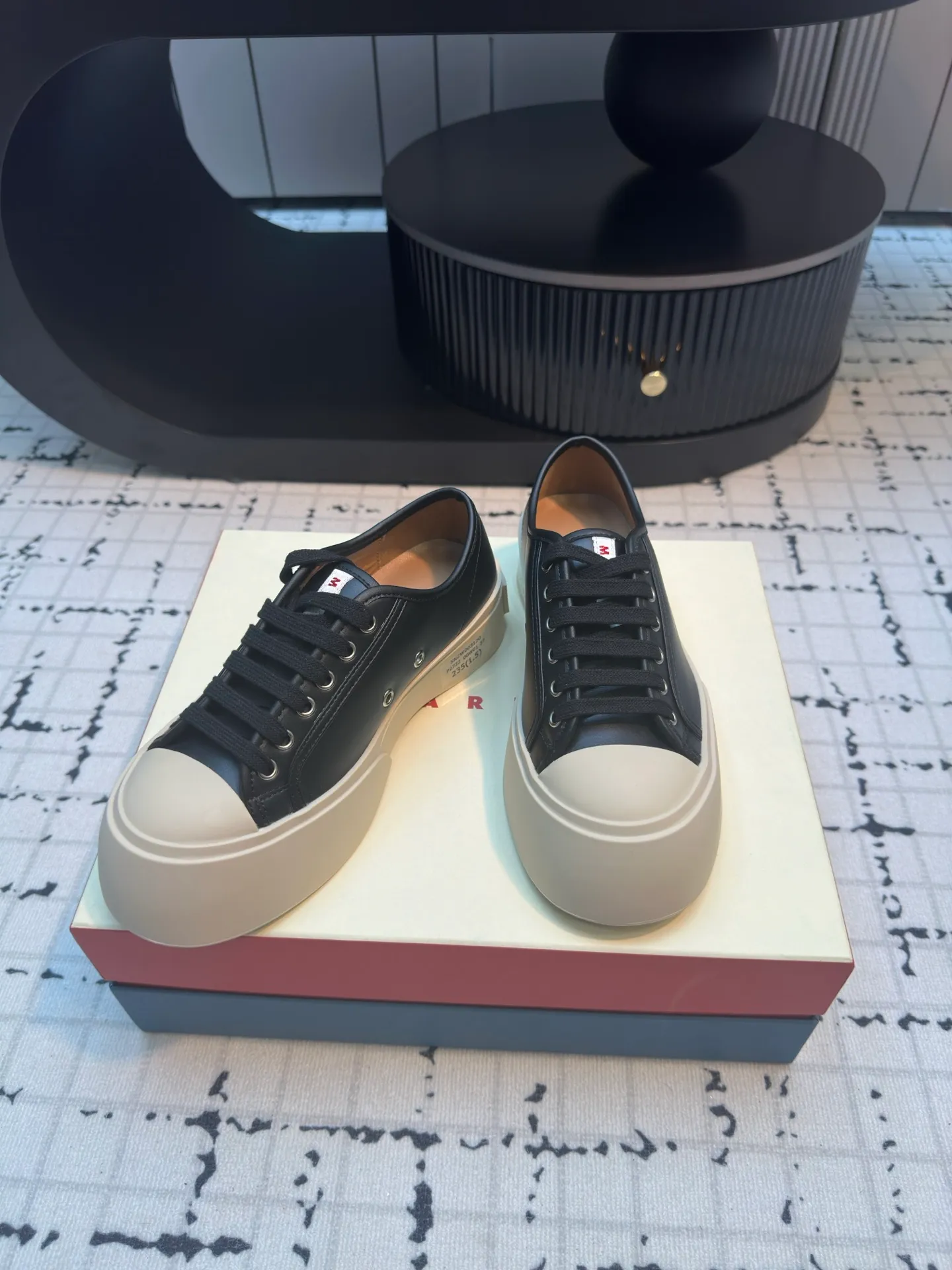 👟👟Ex-factory price 480👟👟 Women's Shoe Factory lace-up big-toe shoes, the cutest baby shoes in history. This year's new colors are really beautiful, very fresh, and not bulky at all! A brand from an independent Italian designer, it has now become a famous brand in the international fashion industry. Since its establishment in 1994, the brand has expanded from women's clothing to men's clothing, bags, jewelry and glasses, and its product content is extremely rich! Marni's designs are not only bold in color and innovative in tailoring, but also very proud of its pure Italian origins. Not only are all its finished products produced in Italy, but they are also not authorized to operate, and the brands are all controlled by family members.  Upper: imported calfskin, lining/feet: cowhide laminated to high-density elastic latex, sole: rubber outsole, 4cm thick sole to lengthen legs, code number: 35/40 (40 is custom-made, non-refundable, non-exchangeable)